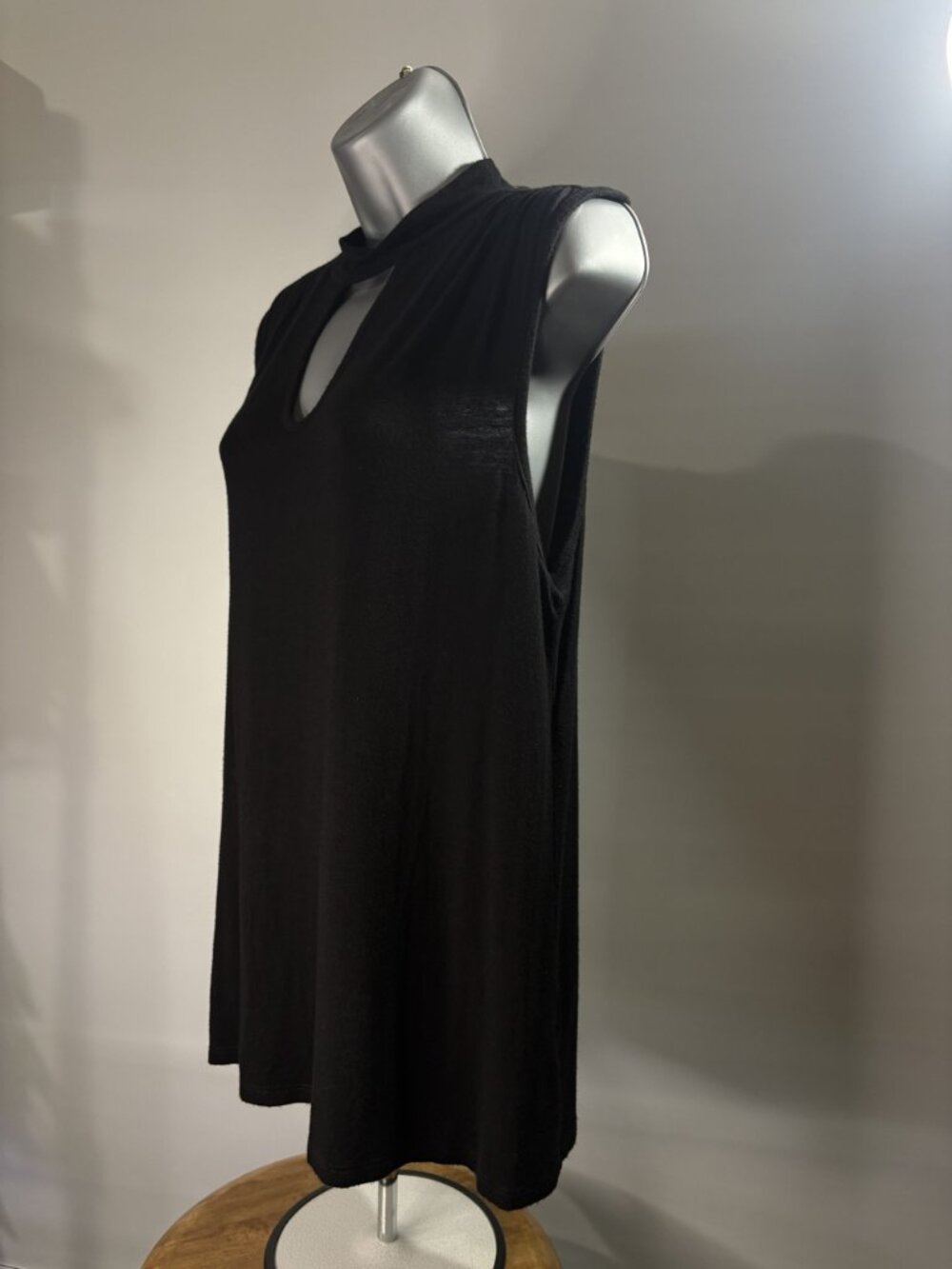 Jennifer Lopez Black Sleeveless Keyhole Neckline Choker Cut Top Tunic Collar (M) - Picture 3 of 16